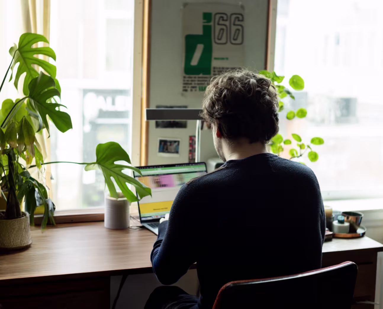 een foto van Mathijs Verstegen die aan het werk is achter zijn bureau