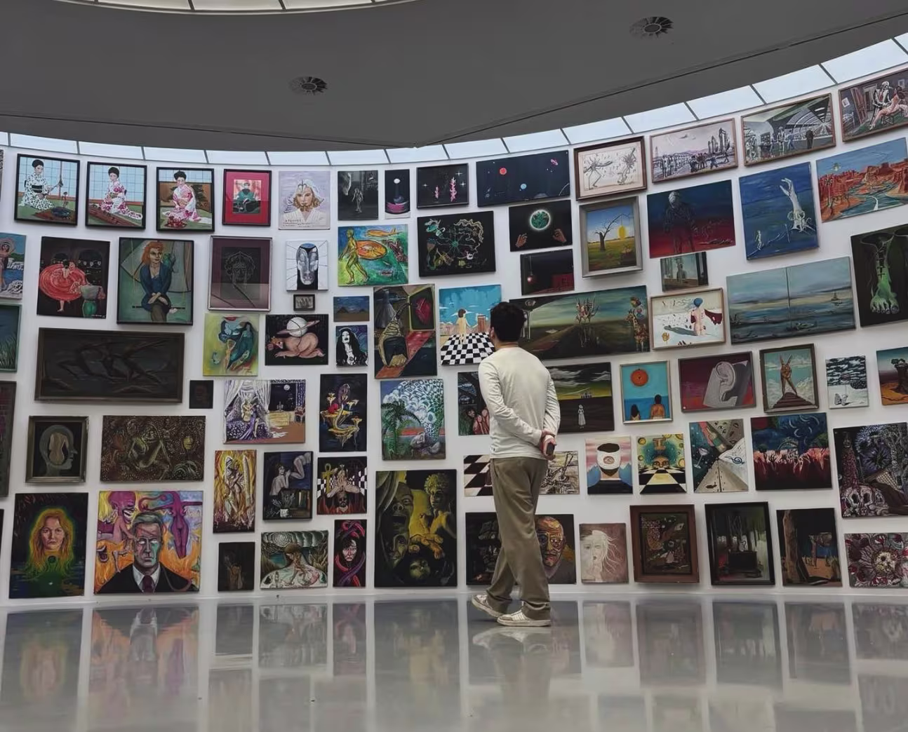 een foto van Mathijs Verstegen in een museum