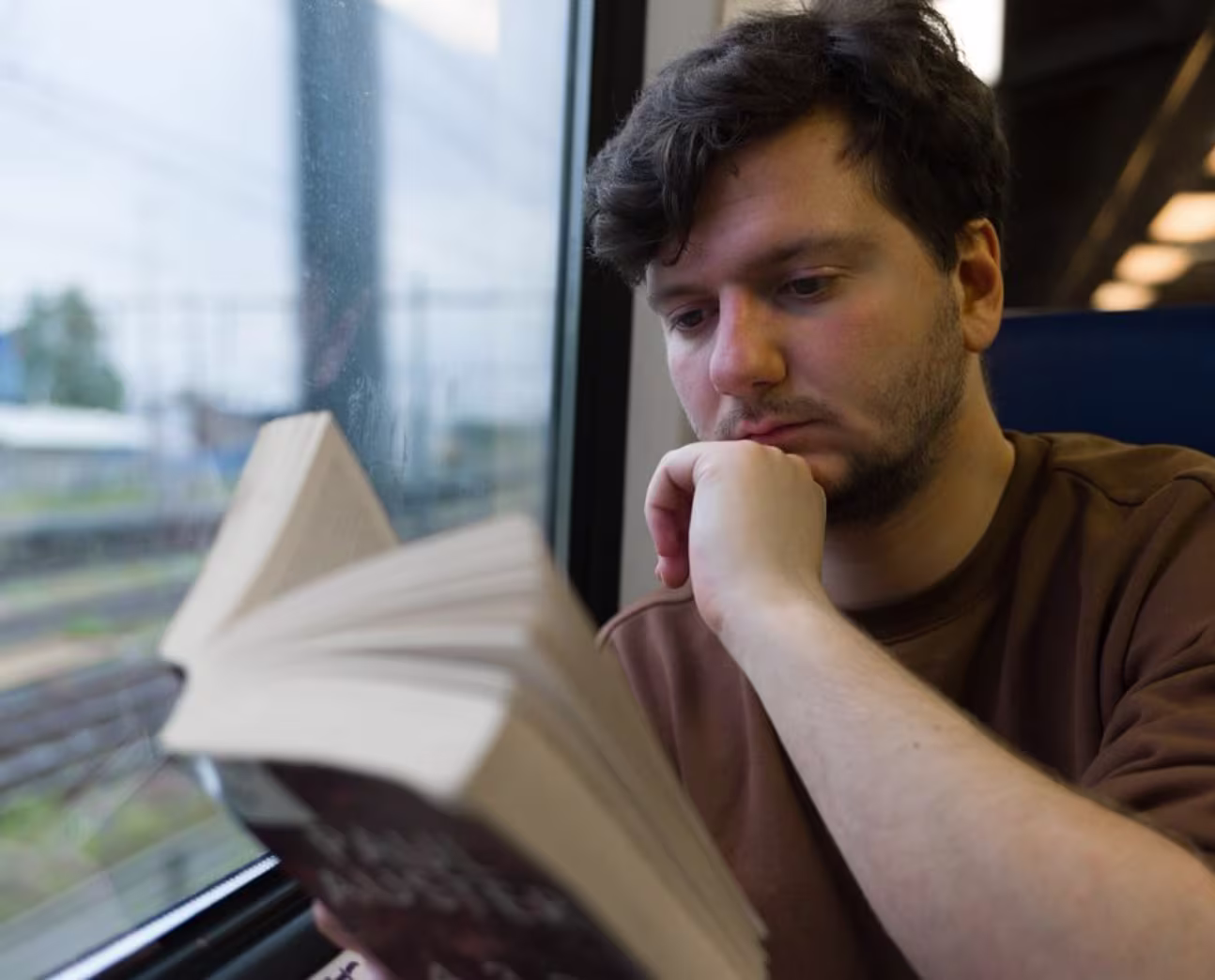 een foto van Mathijs Verstegen die een boek leest