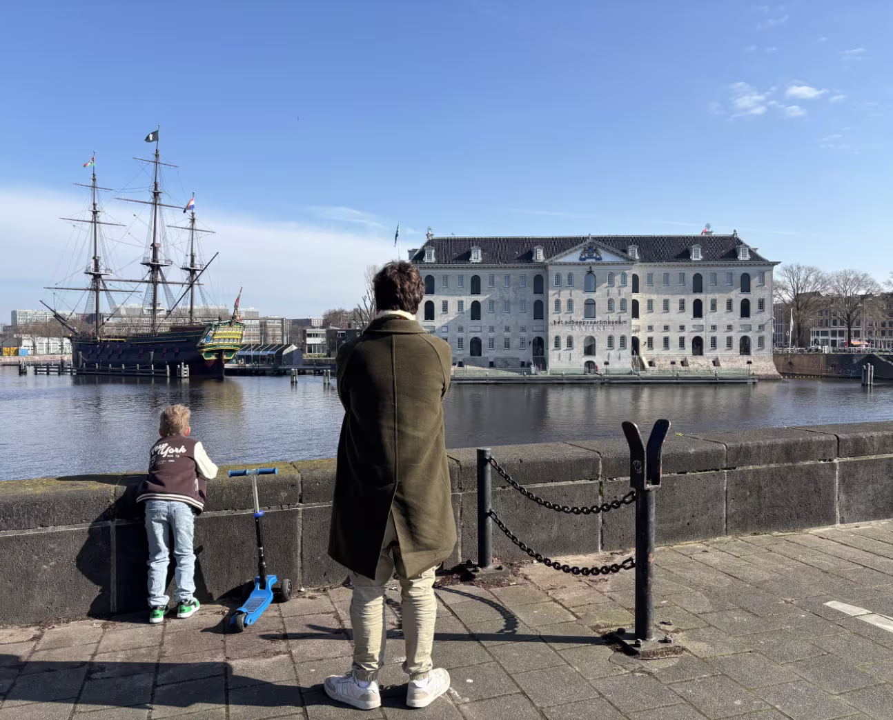 Mathijs Verstegen kijkt naar Het Scheepvaartmuseum en de replica van het VOC Schip De Amsterdam