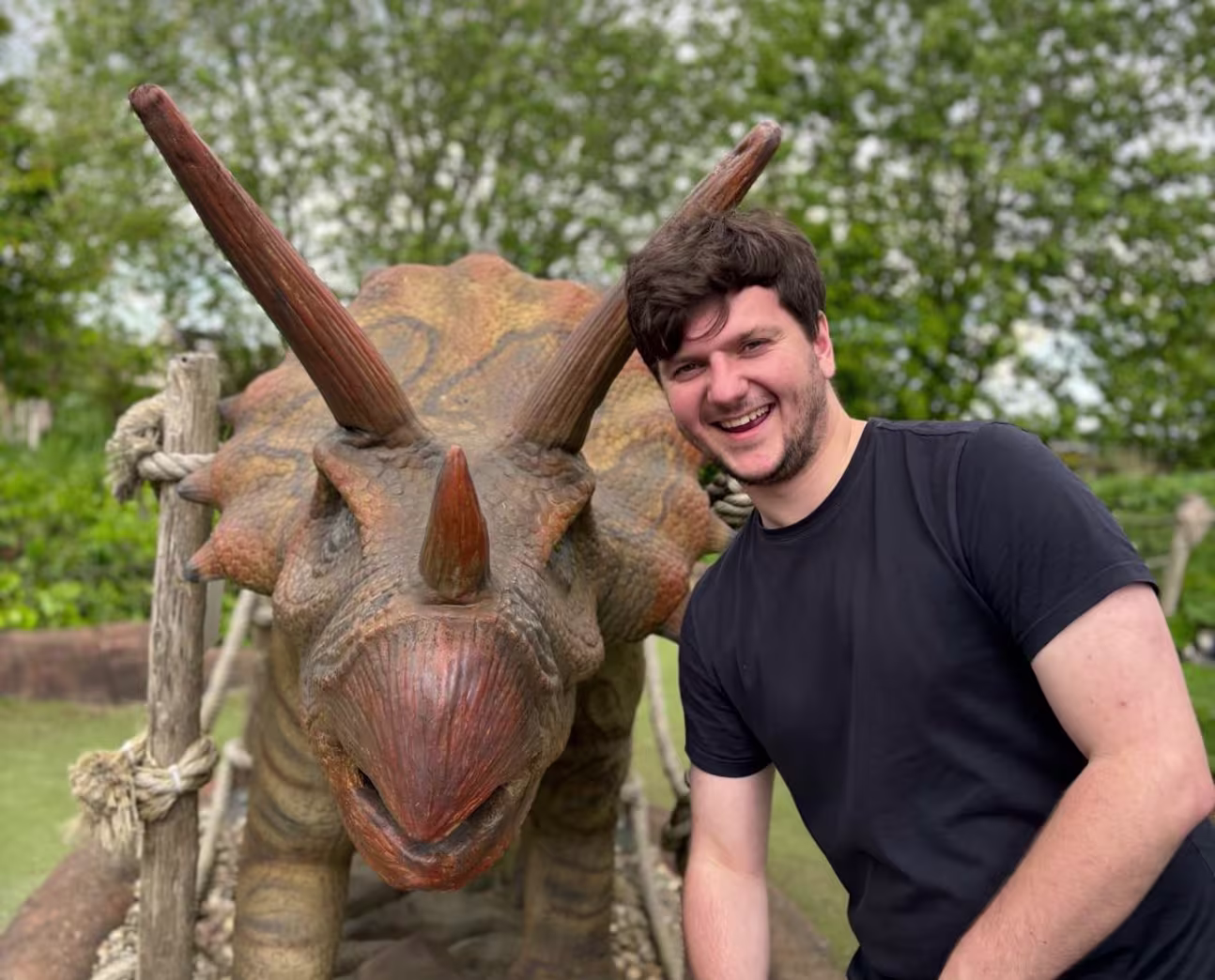 Mathijs Verstegen en een triceratops dinosaurus