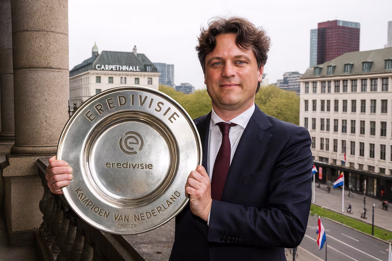 Een AI gegenereerde afbeelding van Henri Bontenbal die op de Coolsingel poseert me de Eredivisie schaal